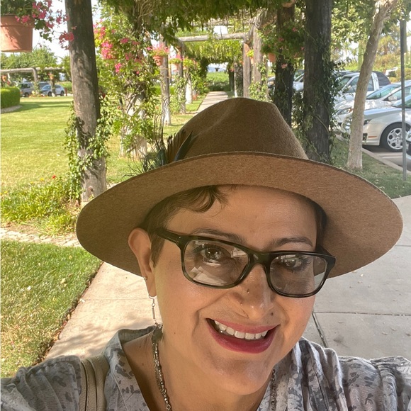 Meet your Posher, Areli Rios - Picture 3 of 6